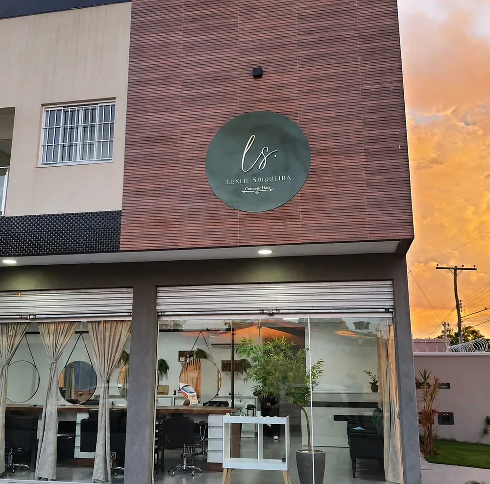 Fachada do studio Lesliê Sirqueira Concept Hair ao entardecer, com a logo em destaque